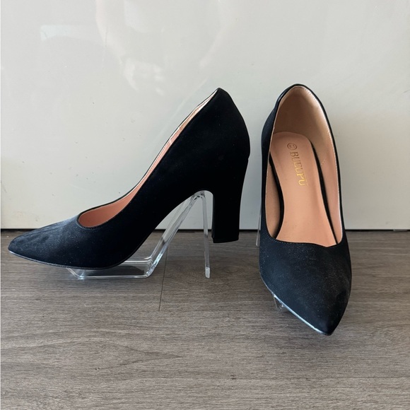 Classic Black Pointed-Toe Heels 🖤 - Picture 2 of 6